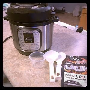 Preowned INSTANT POT DUO Mini 7-in-1. 3qt